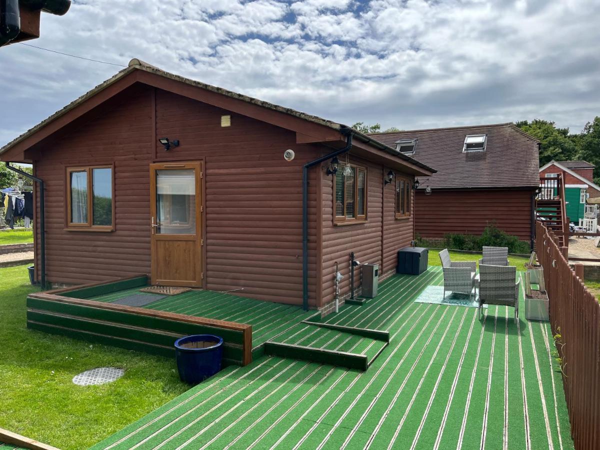 Oak Valley Lodges & Camping Pett Bagian luar foto