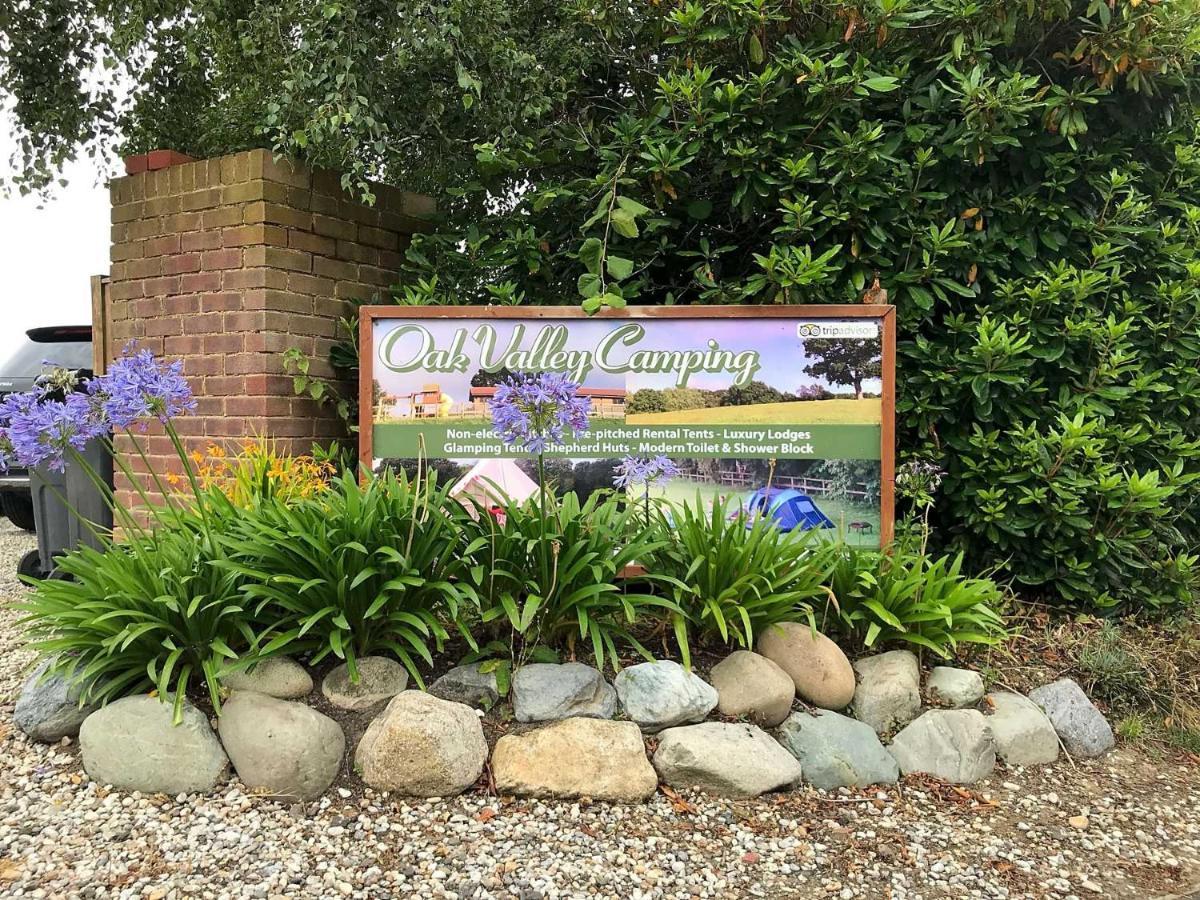 Oak Valley Lodges & Camping Pett Bagian luar foto