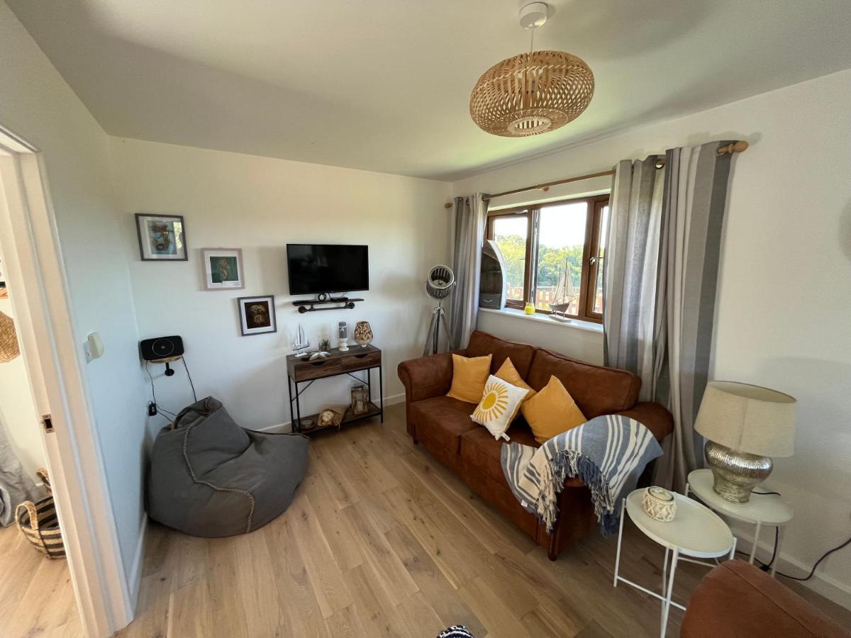 Oak Valley Lodges & Camping Pett Bagian luar foto