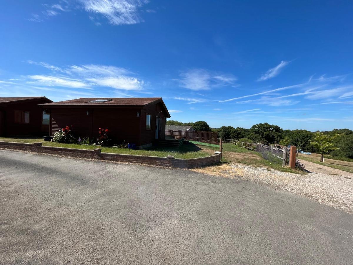 Oak Valley Lodges & Camping Pett Bagian luar foto