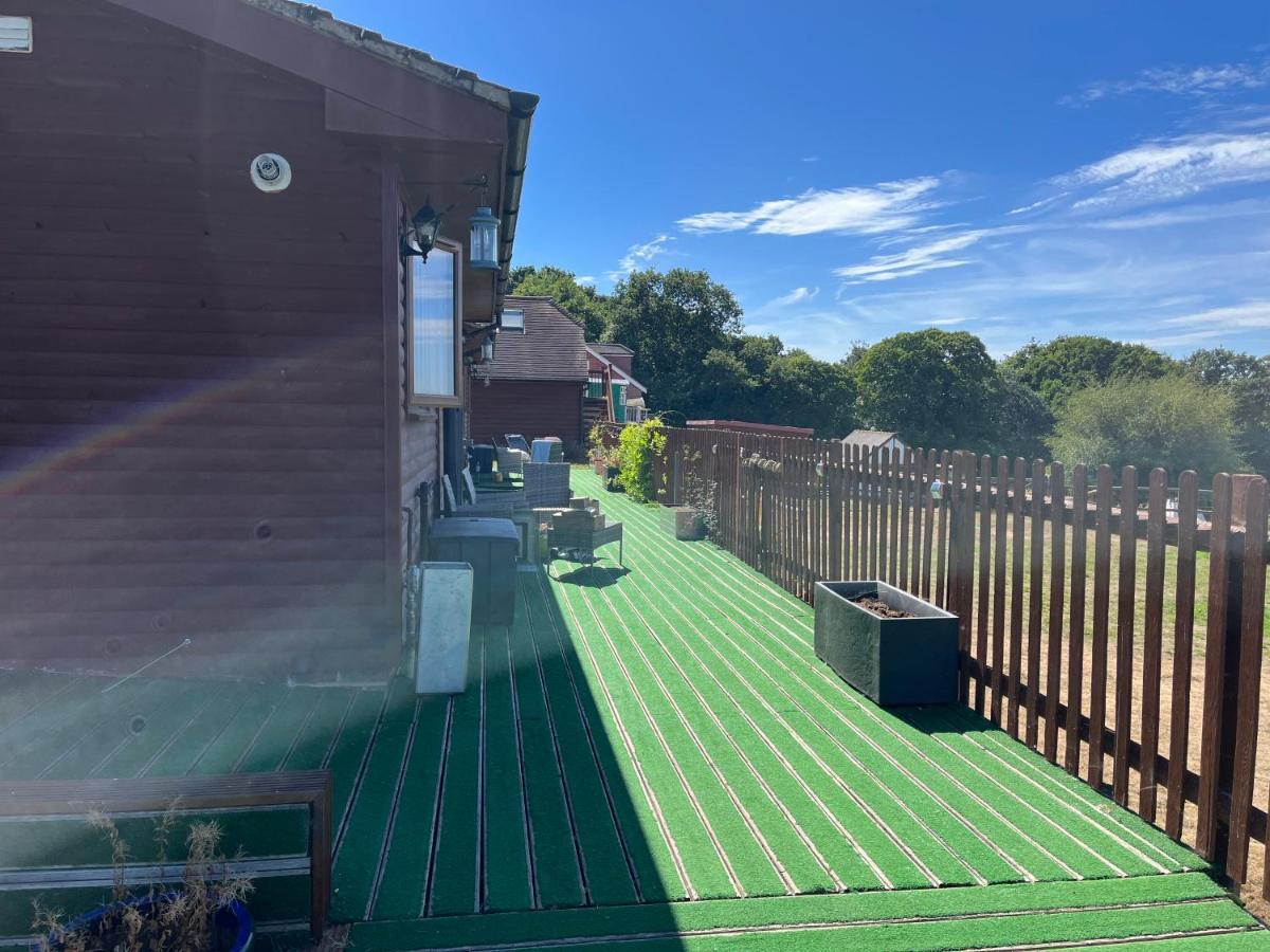 Oak Valley Lodges & Camping Pett Bagian luar foto