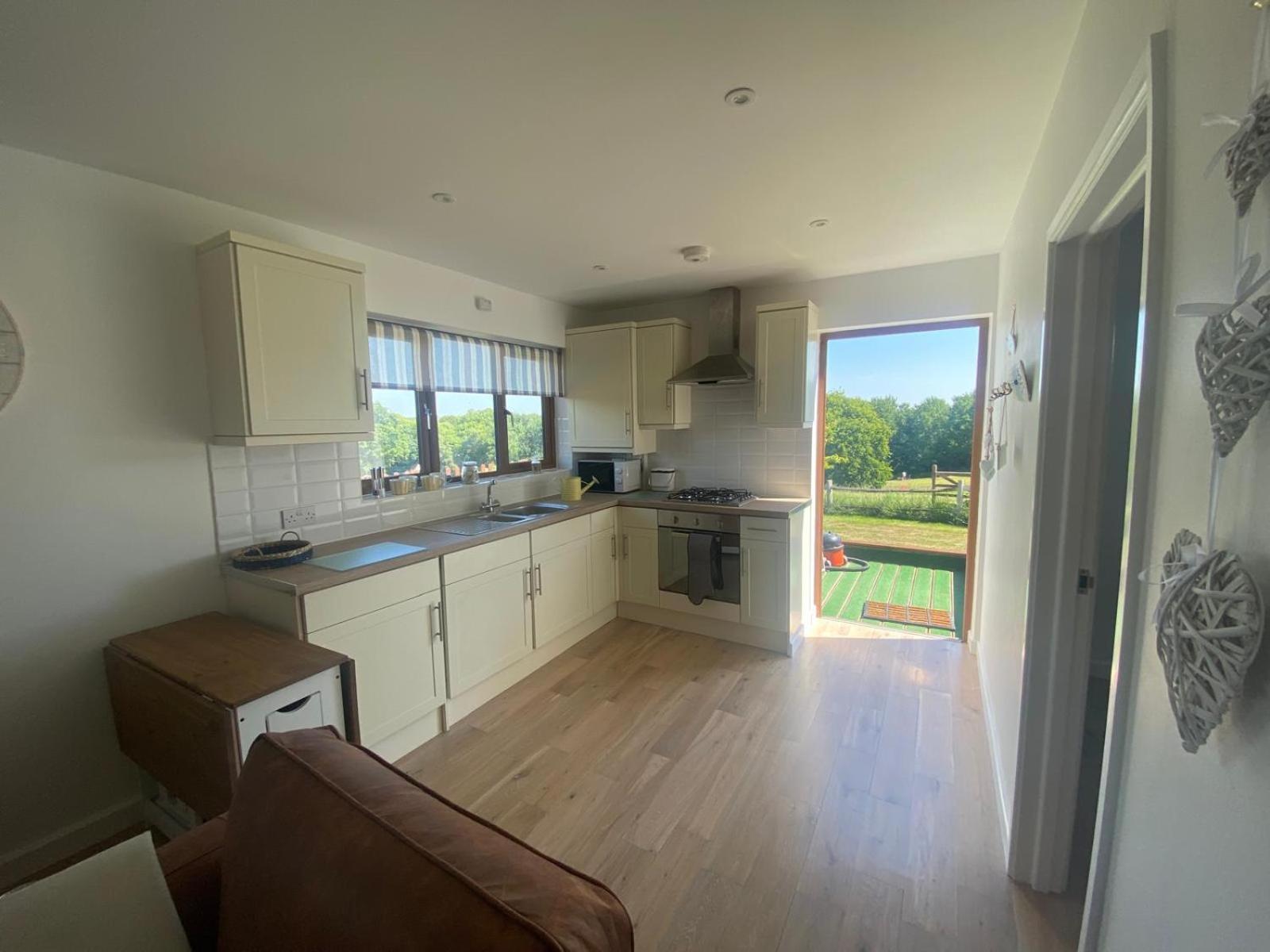 Oak Valley Lodges & Camping Pett Bagian luar foto